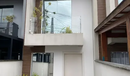 Lindo Geminado com 2 quartos no iririú.