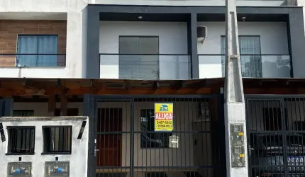 Sobrado geminado medindo 79 metros, localizado no Bairro Espinheiros, Joinville/SC.