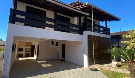 Lindo sobrado medindo 290m², localizado no bairro Comasa, Joinville/SC.