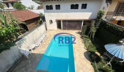 Casa duplex com 410 m2 em São Francisco, próximo ao Gay Lussac com 5 quartos sendo 3 suítes