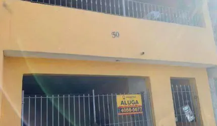 Imóvel com 3 moradias em boa localização, com comércio, pontos de interesse e 10 minutos do terminal Piraporinha. Necessita reforma.