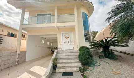 Casa a venda a poucos metros do mar