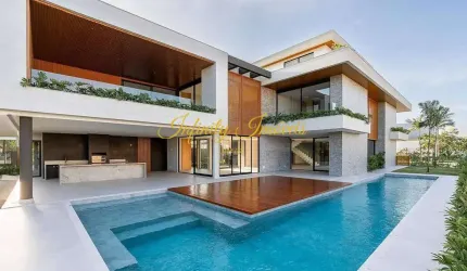 Alphaville Casa triplex com projeto contemporâneo