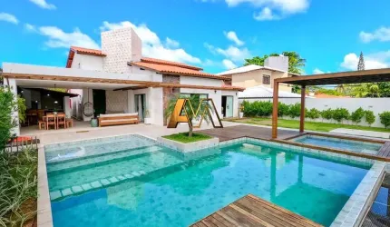 Casa em Condomínio - 300 metros da praia
