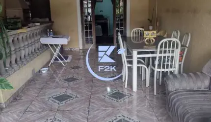 Sobrado a venda em Arujá contém 3 dorms sendo 1 suíte