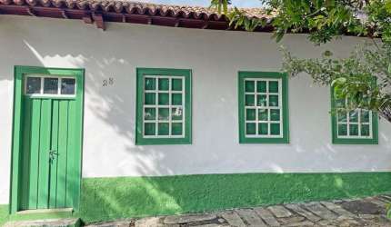 Casa com 03 suítes para locação, em frente a Praça do Chafariz ao lado dos Correios, de 117m², R$ 3.500/mês no Centro em Goiás/GO