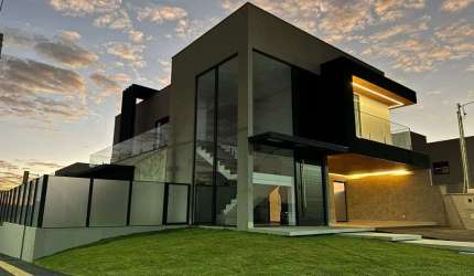 Sobrado de 302 m² com 04 dormitórios à venda por R$ 2.180.000 no Jardins Capri - Senador Canedo/GO
