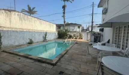Maravilhosa casa, área externa com piscina, em localização privilegiada em São Vicente!!!!