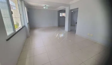 Maravilhosa casa, ampla, bem arejada, com 115m², super bem localizada no bairro do Embaré!!!