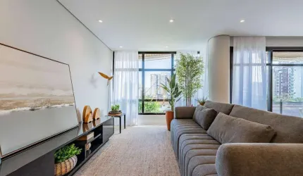 Maravilhoso apartamento, reformado pelo Studio Casabella, vista livre de todos os ambientes, a 3 quadras da praia e super bem localizado no coração do