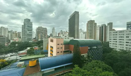 EXCELENTE APTO MOBILIADO - VARANDA - LAZER - LOCALIZAÇÃO PRIVILEGIADA