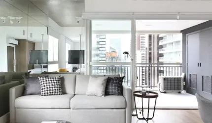 EXCELENTE STUDIO MOBILIADO - LAZER - VARANDA - LOCALIZAÇÃO PRIVILEGIADA