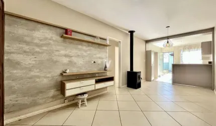 Bela casa mobiliada de 3 dormitórios, com churrasqueira e piscina em Bairro Nobr