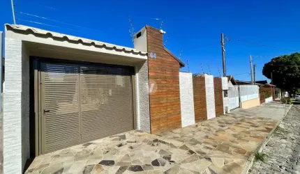 Casa com piscina para venda no Bairro Juscelino Kubitschek !
