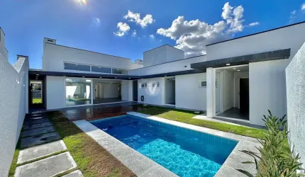 Casa alto padrão toda térrea com 3 suítes, escritório e piscina no Condomínio Vi