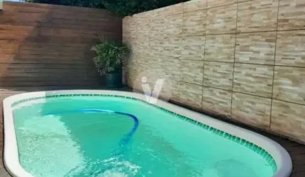 Casa com 03 dormitórios com piscina no bairro Tancredo Neves!
