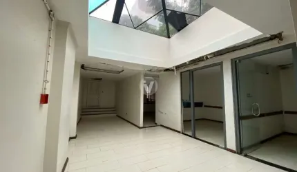 Espaço Amplo e Versátil: Descubra Nossa Casa Comercial Perfeita para seus Negóci