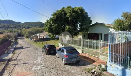 Casa com excelente pátio e terreno