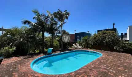 Lindíssima casa espaçosa, piscina, pátio amplo e vagas de garagem.