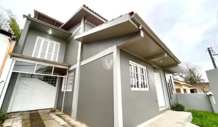 Casa 3 pavimentos localizada no Bairro Juscelino Kubitschek.