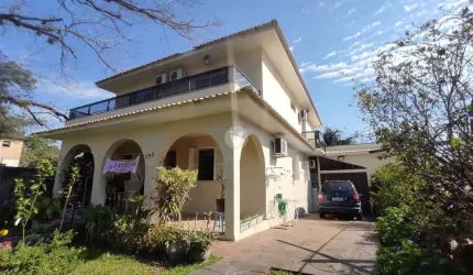 Lindíssima casa com 05 dormitórios, piscina terraço sacada, pátio amplo e vaga d