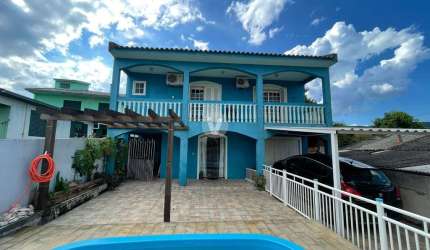 Casa com piscina na Salgado filho