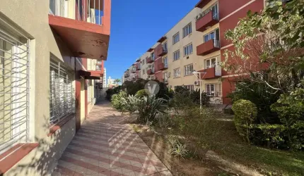 Amplo apartamento central com três dormitórios e duas sacadas.