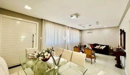 Ampla casa central reformada e com piscina!