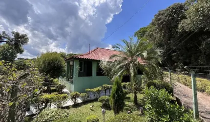 Casa com amplo pátio e muito área verde