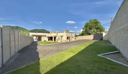 Casa com amplo pátio e 3 dormitórios no bairro N. Sra das Dores
