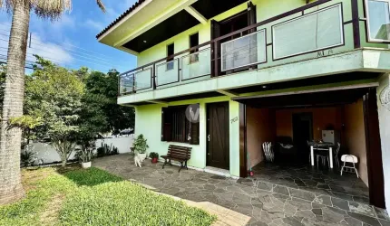 Casa de esquina ampla de 4 dormitórios!