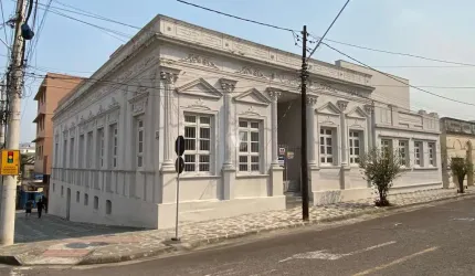 Complexo comercial com 14 salas para venda e locação.