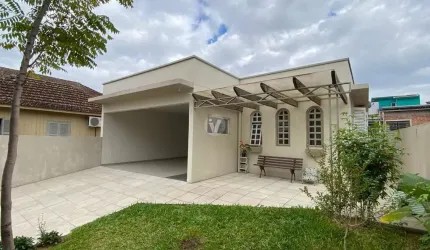 Casa com 4 quartos e 2 vagas em Santa Maria