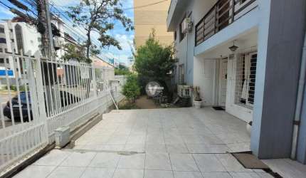 Casa estilo sobrado de 03 andares com 06 dormitórios vaga de garagem para até 04
