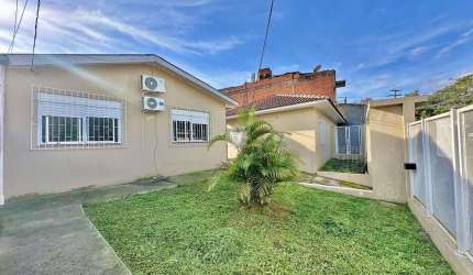 Casa com piscina no bairro Nonoai