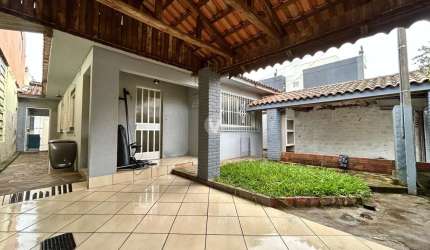 Casa com 03 dormitórios, suíte e garagem no bairro Camobi.