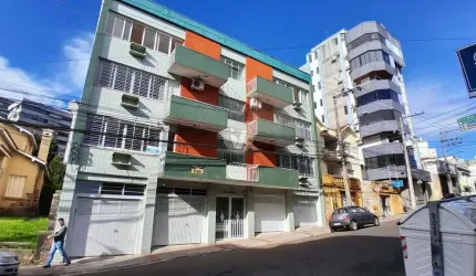 Apto 3 dormitórios, 1 suite, amplo, com sacada e ensolarado no centro da cidade!