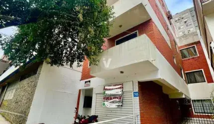 Apartamento com 2 dormitórios, sacada e vaga de garagem no centro.