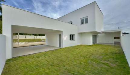 Casa nova com 4 dormitórios (2 suítes), 4 banheiros e gourmet com churrasqueira