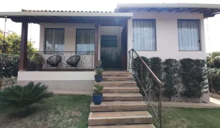 Casa linear em condomínio com excelente localização