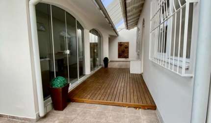 Linda casa a 100 metros da praia com 4 quartos