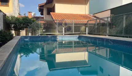 BELÍSSIMA E CONFORTÁVEL CASA À VENDA NO JD. SANTA ADELAIDE EM JUNDIAÍ - A/C 241 m², Piscina, excelente quintal arborizado, localização privilegiada.