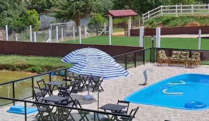 Linda chacara em Contenda, com piscina e salão de festas