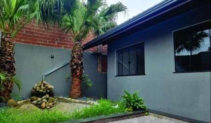 Linda casa à venda com churrasqueira no bairro Francisco Gorski!