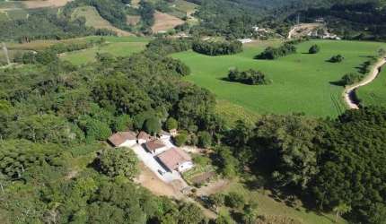 Chácara com 129.000m², água mineral e natureza em Bateias!