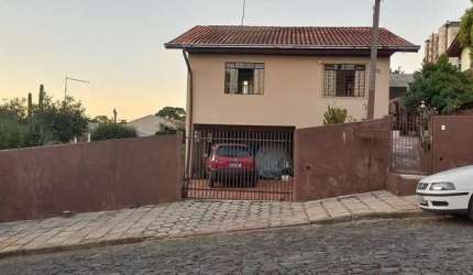 Casa com Amplo Terreno de esquina e Potencial Comercial Campo Largo!
