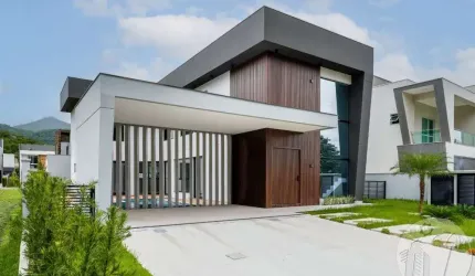 Linda casa no CALEDÔNIA em Camboriú com 1 Suíte Master + 3