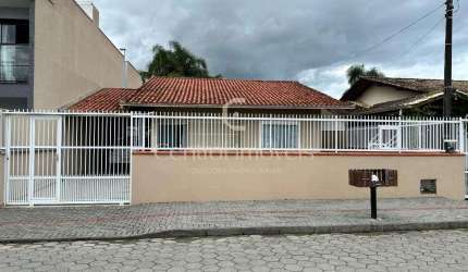 Casa a Venda a 500m da Praia