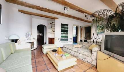 Apartamento a venda na praia das Pitangueiras, 03 dormitórios, com sacada e 01 vaga de garagem