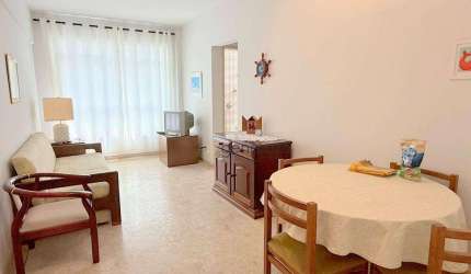 Apartamento na praia das Pitangueiras, 01 dormitório, 01 vaga, próximo à praia